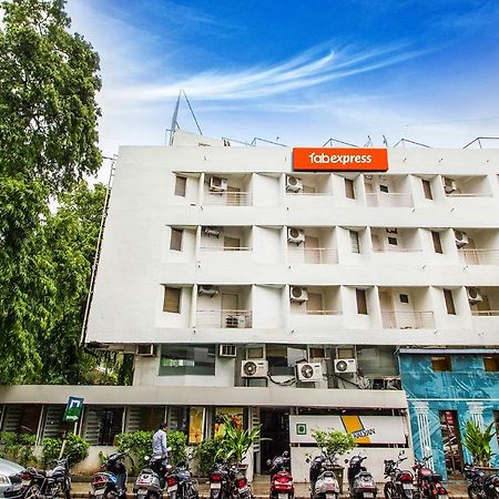 Отель Fabexpress Kalyan - Nr Dairy Dan Circle Вадодара Экстерьер фото