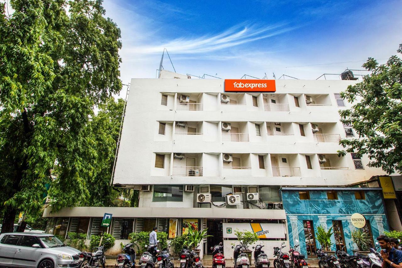 Отель Fabexpress Kalyan - Nr Dairy Dan Circle Вадодара Экстерьер фото